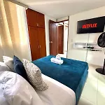 Zona Rosa De Medellin, Ubicacion Central Cerca De Centros Comerciales Y Tranvia Del Metro Ba