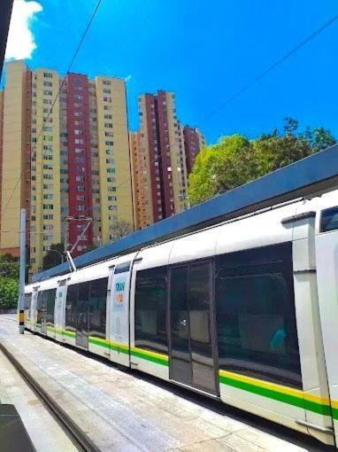 Apartamento Zona Rosa De Medellin, Ubicacion Cerca De Centros Comerciales Y Tranvia Del Metro *