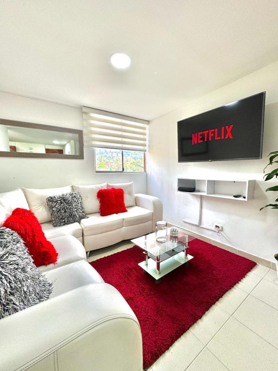 Apartamento Zona Rosa De Medellin, Ubicacion Cerca De Centros Comerciales Y Tranvia Del Metro