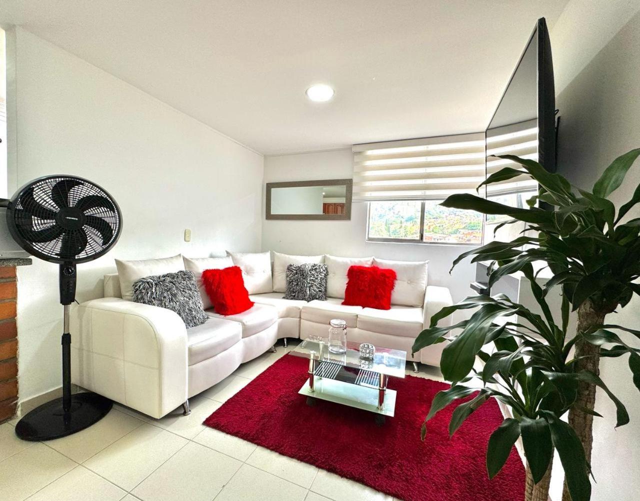 Apartamento Zona Rosa De Medellin, Ubicacion Cerca De Centros Comerciales Y Tranvia Del Metro Medellín