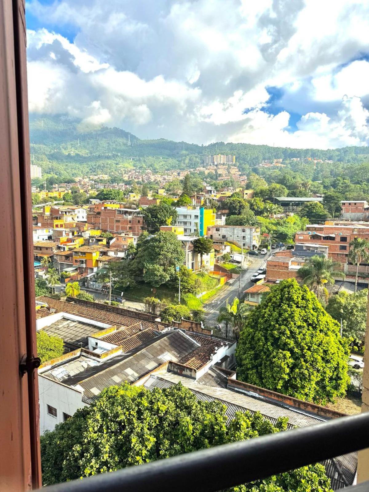 Zona Rosa De Medellin, Ubicacion Cerca De Centros Comerciales Y Tranvia Del Metro *